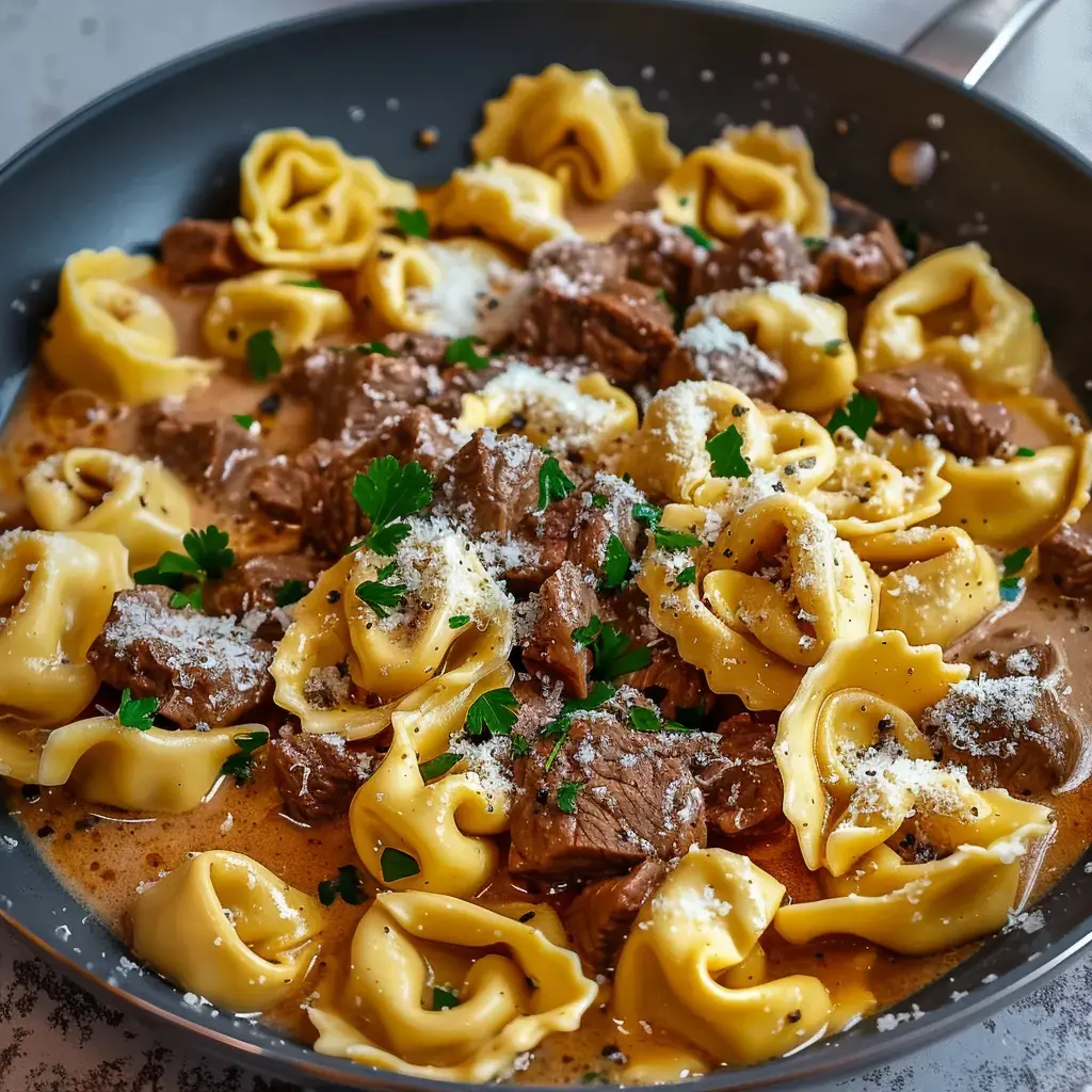 Tortellini onctueux avec bœuf tendre, garnis de parmesan et persil.