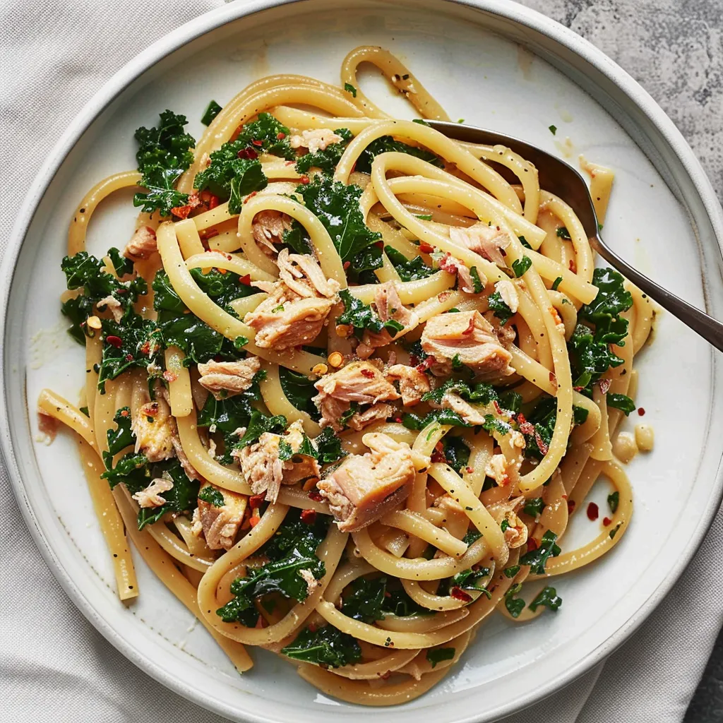 Pâtes onctueuses au thon, oignons dorés et kale