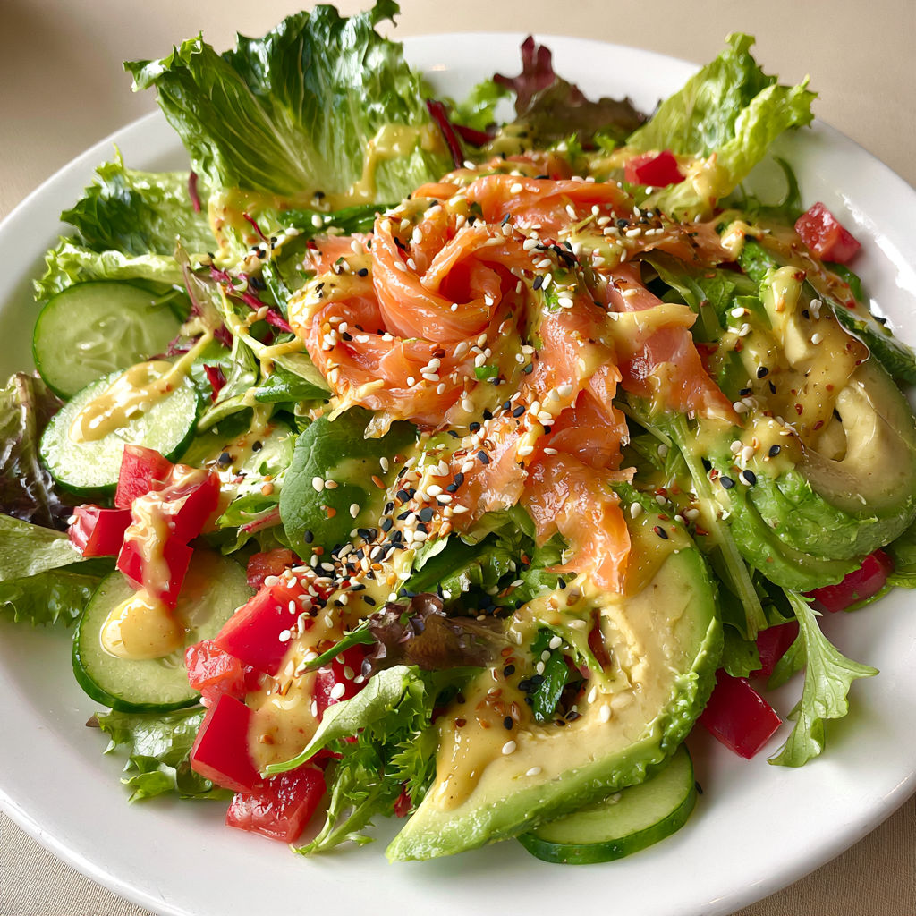 Salade fraîche au saumon, avocat et sauce au gingembre.