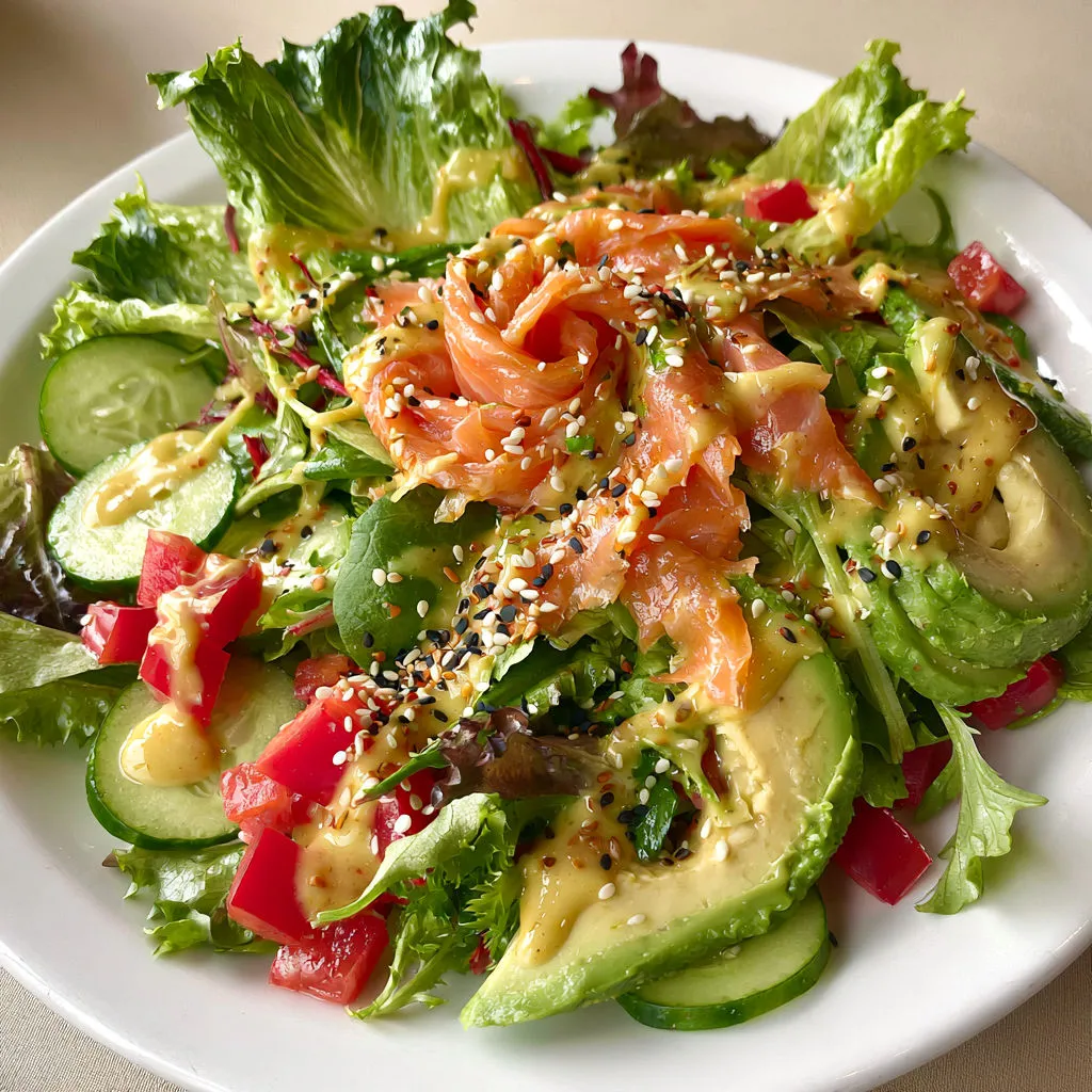 Salade fraîche au saumon, avocat et sauce au gingembre.
