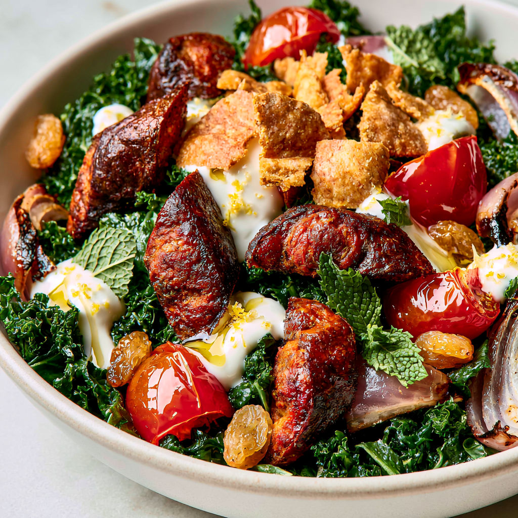 Merguez, kale croustillant et tomates au Air Fryer&nbsp;: un vrai plat complet prêt en un clin d’œil.