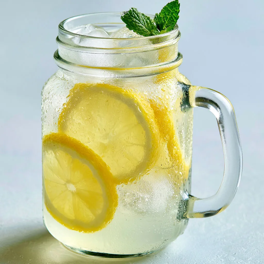 Citronnade bien fraîche au vrai jus de citron, prête en un rien de temps.