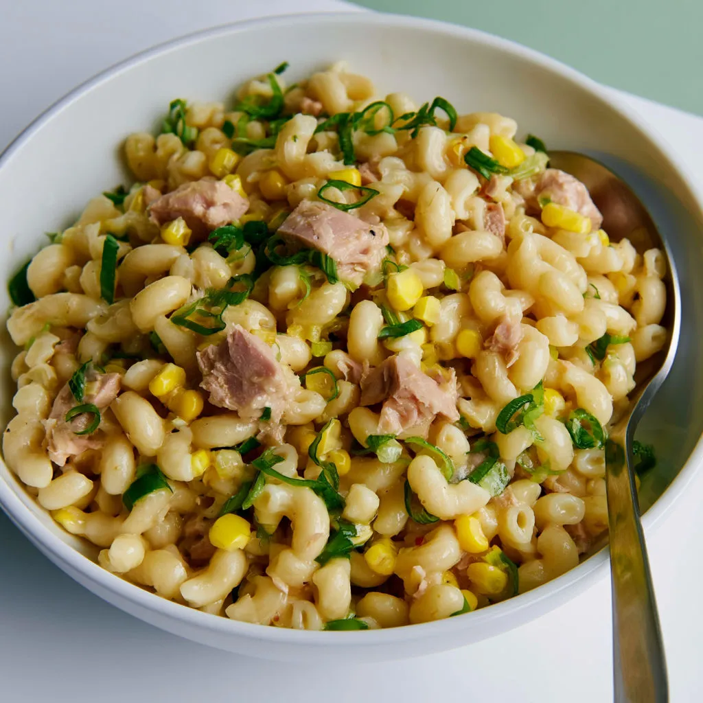 Salade froide pâtes thon maïs et herbes fraîches.