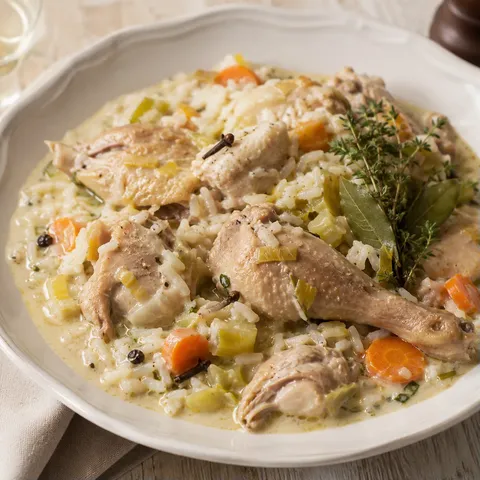 Poule sauce crémeuse riz