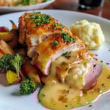 Bleu croustillant aux côtés de légumes rôtis et purée onctueuse, avec une sauce délectable.