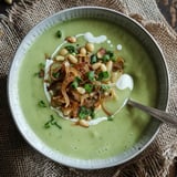 Un bol de velouté vert avec ciboulette, pignons et oignons croustillants.