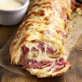 Savoureux mélange dans un stromboli au bœuf, fromage suisse et chou