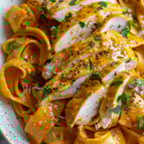 Poulet crémeux avec moutarde et pâtes