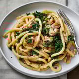 Thon, oignons et kale avec pâtes