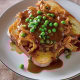 Un pain farci au canard tendre avec légumes et sauce.