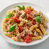 Salade froide de pâtes, tomates et aromates.