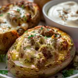 Plat avec pommes farcies et sauce, parfait pour un dîner savoureux et chaleureux.