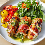 Poulet au prosciutto et parmesan accompagné de légumes frais sur une assiette.