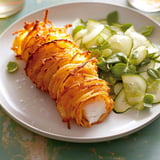 Filet de morue doré avec spirales de pomme de terre et salade croquante.