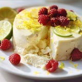 Un dessert glacé alliant citron, lime et framboises, décoré d’agrumes et de fruits frais.