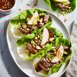 Bœuf tendre agrémenté de lamelles de poires et parsemé de noisettes croquantes, le tout accompagné d’une sauce au soja.