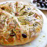 Pâte de pain aux olives et au lard prête à être cuite.