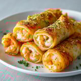 Un plat de rouleaux croustillants aux crevettes et herbes parfumées.