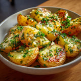 Pommes de terre au four avec ail et beurre, prêtes à être dégustées.