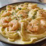 Assiette de crevettes Alfredo crémeuses et savoureuses.