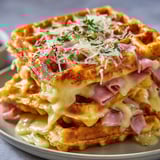 Des gaufres jambon-fromage moelleuses sur une assiette.