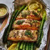 Filet de saumon tendre au four avec asperges et sauce citronnée.