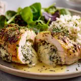 Une délicieuse assiette de poulet fourré au brie et herbes fraîches.