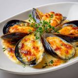 Moules avec crème onctueuse et fromage doré.
