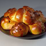 Une table est ornée d’un joli cougnou belge doré et traditionnel.