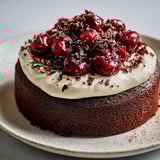 Une forêt-noire toute simple dressée sur un joli plat.