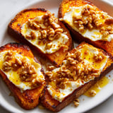 Toast gourmand avec butternut, camembert et noix.