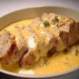 Plat gourmand de porc au maroilles accompagné d’une sauce riche et d’herbes fraîches.