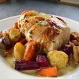 Chapon doré, légumes racines rôtis et sauce au riesling aux herbes fraîches.