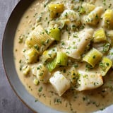 Des poireaux tendres nappés de sauce au poiré et ornés de fines herbes.