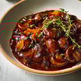 Un bourguignon de champignons servi dans un joli bol rustique.