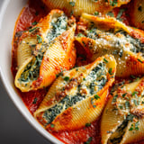 Pâtes farcies au fromage cottage et aux épinards avec une sauce aux poivrons rôtis.