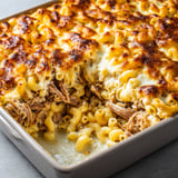 Plat au four avec porc braisé et fromages fondants.