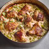 Un plat alléchant de poulet rôti accompagné de légumes et d’herbes, inspiré par Jamie Oliver.