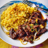 Un plat composé de boeuf agrémenté d'agrumes et d'un riz savoureux aux épices.