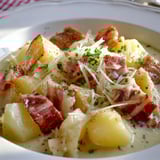 Un bol rempli de navets avec fromage fondu.