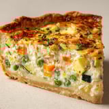 Une délicieuse tarte à la ricotta et légumes sur une table.