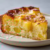 Part de dessert ananas et noix de coco sur un plateau.