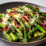 Plat de légumes sautés avec de la coppa et du fromage affiné.