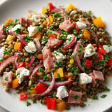 Un plat de lentilles fraîches avec légumes croquants et fromage, servi joliment sur un plateau.
