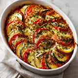 Délicieux gratin courgettes aux tomates et fromage doré sur le dessus.