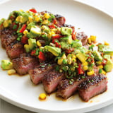 Minute steak avec salade d’avocat fraîche, un plat délicieux et rapide.