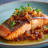 Plat avec saumon croustillant et chutney de rhubarbe au gingembre, parsemé de sarrasin.