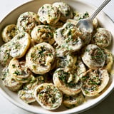 Un bol contenant une salade de champignons interprétée par Paul Bocuse.