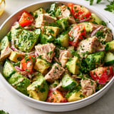 Fraîche salade d'avocat et thon, simple et légère.