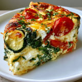 Plat d'été : une quiche sans pâte aux légumes frais et feta.